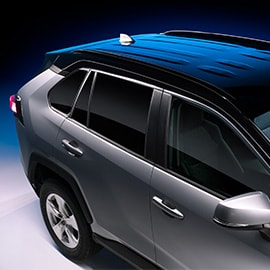 高級SUVの助手席側にあるプレミアムウィンドウを斜めから見た写真