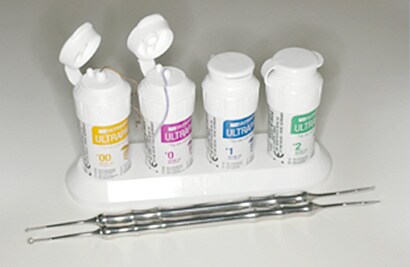歯肉圧排に用いる圧排糸と圧排糸挿入用インスツルメント（参考製品名：ウルトラデントジャパン株式会社 ウルトラパック・ウルトラパッカー）