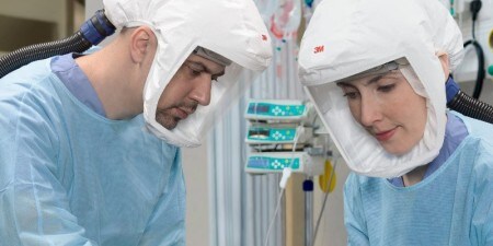 医療用マスクを着用した数人の男性
