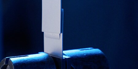 テープで貼り合わせたカード形状の2枚の材料
