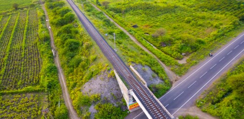 2車線道路に架かる歩道橋の航空写真。

