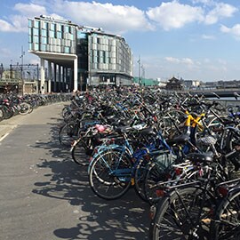 保護された自転車レーンのための駐輪スペース