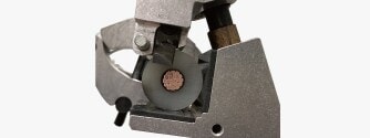 ケーブル処理は弊社推奨・指定工具を使用することで作業者スキルに依存しない、均一な仕上がりを実現します
