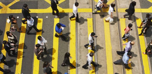 横断歩道を渡る大勢の人々
