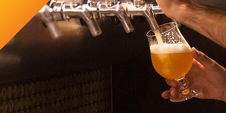 タップから注がれるビールのグラス。
