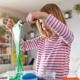 緑色のドロドロしたものを見つける子ども