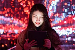 上から見た渋滞したジ夜のャンクション