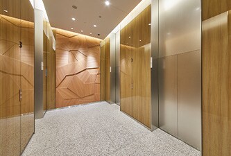 デザインガラスフィルムを使用したなめらかな木製パネル
