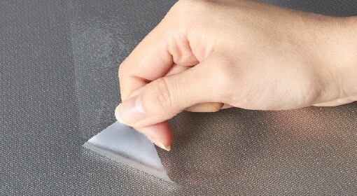 ３Ｍ™ ダイノック™ フィルムの上から貼ってご利用いただけます。また再剥離が可能です。
