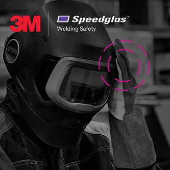 3Mスピードグラス溶接ヘルメットを着用し、タップ機能を使用している溶接作業者
