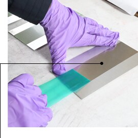 3M™ポリエステルテープ8992は、シャープライン用のタイプI陽極酸化浴に耐久性があり、使用後は糊残りなくきれいに剥がすことができます。