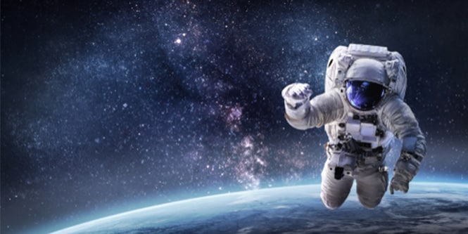 星空の広がる宇宙空間で、地球の上を浮遊する宇宙飛行士

