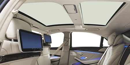 豪華なレザーシートと車載デジタルディスプレイがある車室内のイメージ
