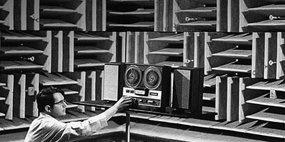 科学者たちは、地球上で最も静かな部屋の一つで音をテストする方法の説明します。 