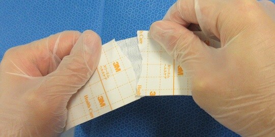 写真５ 裏面ライナー紙を剥がす際に縦にピリッと切り込みを入れる例
