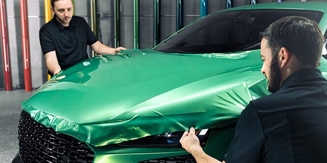 プロテクションラップフィルムを車に施工する施工者

