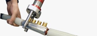 導体接続部に圧縮スリーブに加えて、シェアボルトコネクタを採用することにより、現場への圧縮工具の持ち込みが不要となります
