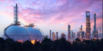 ピンクと紫の空を背景にした大きな丸い白い構造物
