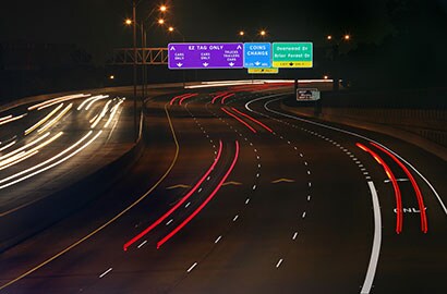 ３Ｍ™ ダイヤモンドグレード™ 超高輝度反射シートを使用した道路標識