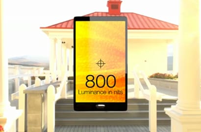 A diagram of a smart device screen with an 800 Luminance indicated.