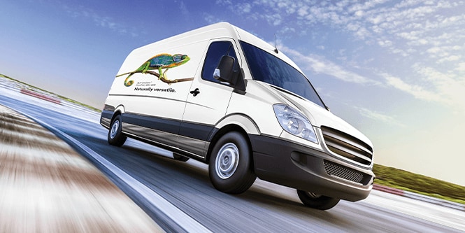 3M™ Envision™ Print Wrap Film 48Cで覆われた道路上のブランドフリート車両
