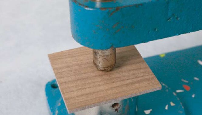 メラミン化粧板より柔軟性が高く、ひび割れを抑えます
