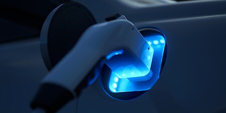 電気自動車用バッテリーの暗闇での充電
