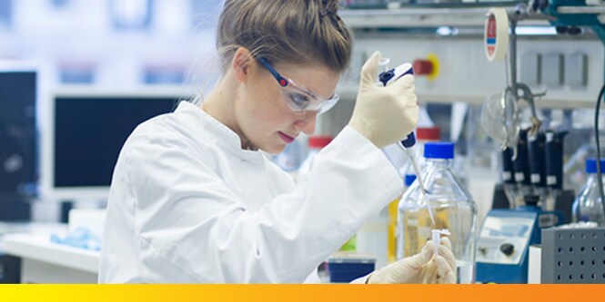 ピペットを使う女性科学者
