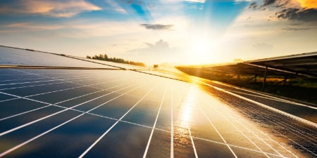 太陽光パネルに当たる太陽の画像
