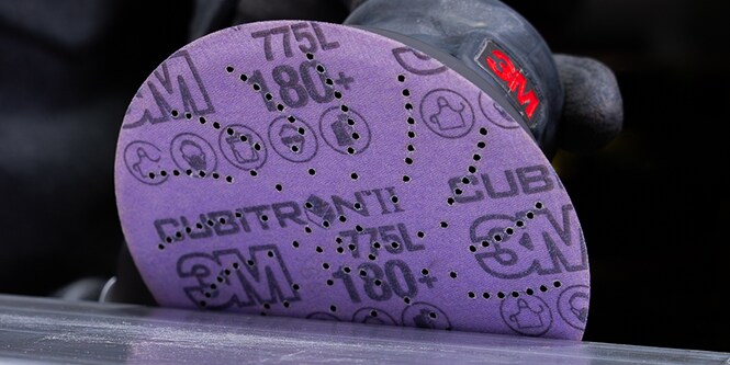 3M Xtract™ キュービトロン™ II フィルムディスク 775L を 3M Xtract™ オービタルサンダーに取り付けて使用
