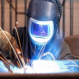 Speedglas 溶接シールドを装着した溶接士