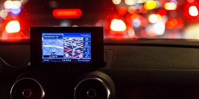 An image of a GPS system with 3M™ Brightness Enhancement Film attached to a car dashboard
