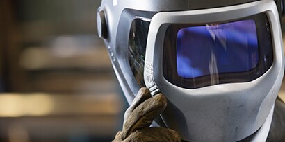 Image of a person wearing ３Ｍ™ スピードグラス™ 自動遮光溶接面 9100XXi
