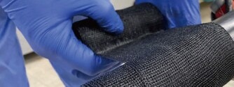 接続部保護のために通常用いられる金属管の代わりにシースラップ採用することで高い作業性とよりコンパクトな仕上がりを実現。
