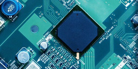 自動車ECUを搭載したシリコン回路基板のクローズアップ
