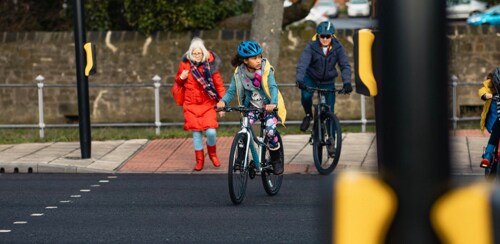 横断歩道を渡る自転車に乗った子どもたち。
