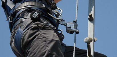 ケーブル製はしご用墜落防止システム
