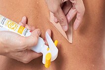 3M™ キャビロン™ 皮膚用リムーバー スプレータイプ テープ等の粘着製品を剥がす場合の使用イメージ
