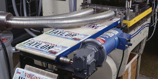 ナンバープレートは大型のプリンターで印刷されます
