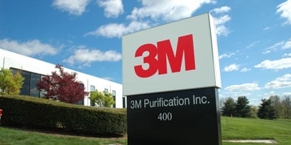 ３Ｍ™ VHB™ テープの粘弾特性で衝撃を吸収し、その柔軟な構造が風、振動、さまざまな応力に対して高い信頼性を発揮します
