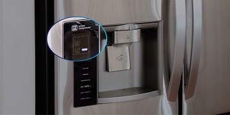 ステンレス鋼製冷蔵庫の前面に取り付けられた、ウォーター/アイスディスペンサーの隣にあるタッチパネルが強調表示されています。
