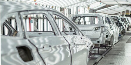 組立ラインに並ぶ自動車シャーシ
