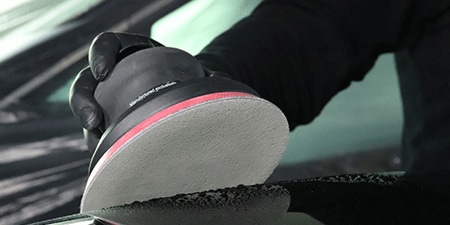 3M™ フッキット™ フレックス フォームディスク P1200, P1500, P2000によるクリアの足付け、肌調整
