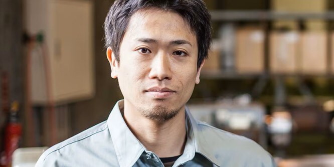 ランダム オービタル サンダーを使用している男性の画像
