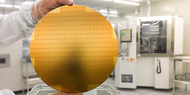 半導体シリコンウエハを持つ人物の画像
