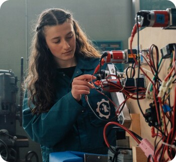 教室で機械を操作する女子生徒
