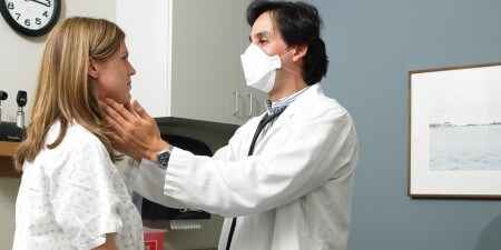 マスクをして患者に接する医師
