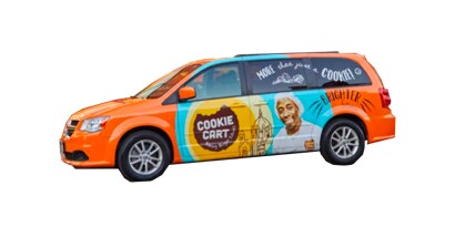 「Cookie Cart」のカラフルなフリートグラフィックスを施したミニバン。
