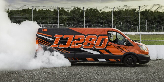 3M™ プリントラップフィルム IJ280でラッピングされた赤いワゴン車

