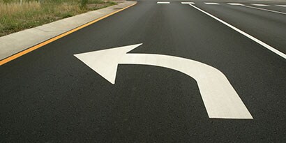 道路をより安全にするためのアイデアには、道路上のシンボルと文字に3M™ 路面標示材を使用することが含まれます。
